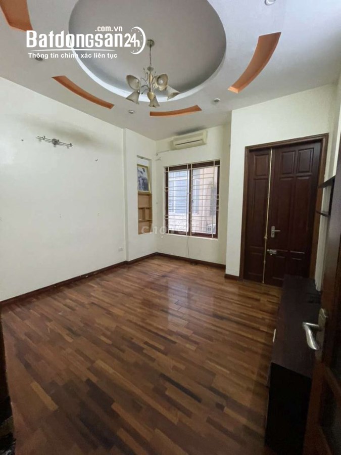 Cho thuê nhà ngõ 5 đường Hoàng Quốc Việt. Dt 50m2 x 5 tầng mỗi tầng 2 phòng 1 phụ