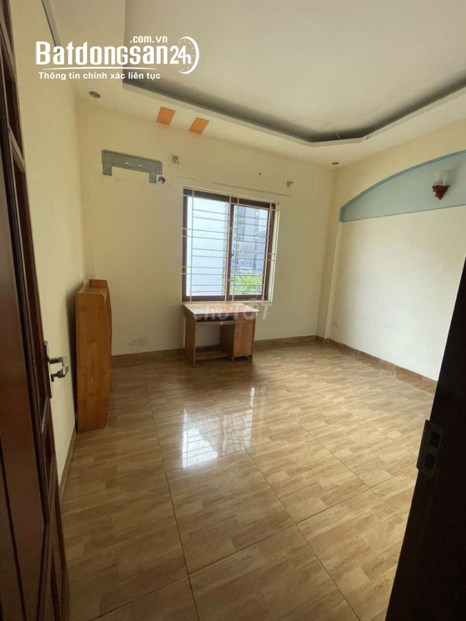 Cho thuê nhà ngõ 5 đường Hoàng Quốc Việt. Dt 50m2 x 5 tầng mỗi tầng 2 phòng 1 phụ