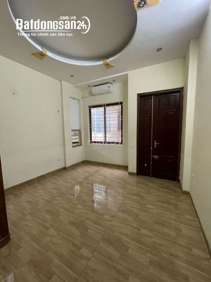 Cho thuê nhà ngõ 5 đường Hoàng Quốc Việt. Dt 50m2 x 5 tầng mỗi tầng 2 phòng 1 phụ