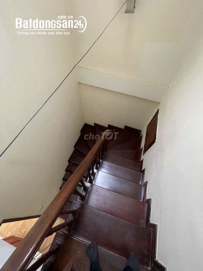 Cho thuê nhà ngõ 5 đường Hoàng Quốc Việt. Dt 50m2 x 5 tầng mỗi tầng 2 phòng 1 phụ
