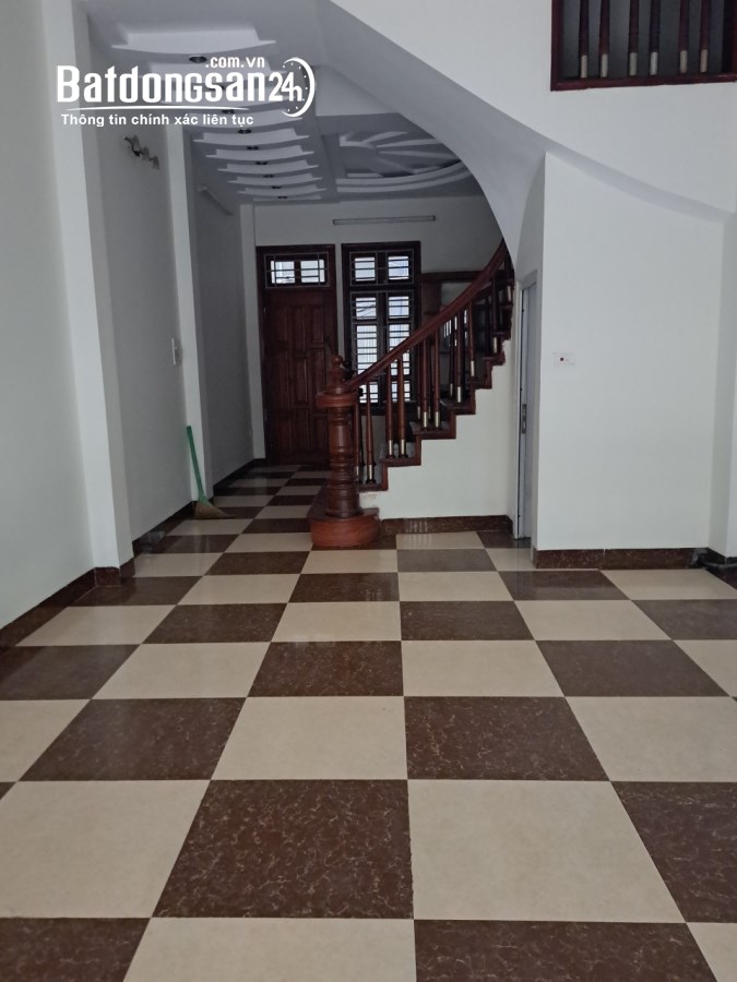 Cho thuê căn nhà ngõ 215 phố Trần Quốc Hoàn, Dt 50m2 x 6 tầng mới đẹp đủ ĐH, NL. Bếp