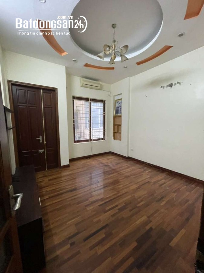Cho thuê căn nhà ngõ 215 phố Trần Quốc Hoàn, Dt 50m2 x 6 tầng mới đẹp đủ ĐH, NL. Bếp