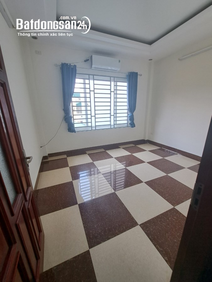 Cho thuê căn nhà ngõ 215 phố Trần Quốc Hoàn, Dt 50m2 x 6 tầng mới đẹp đủ ĐH, NL. Bếp