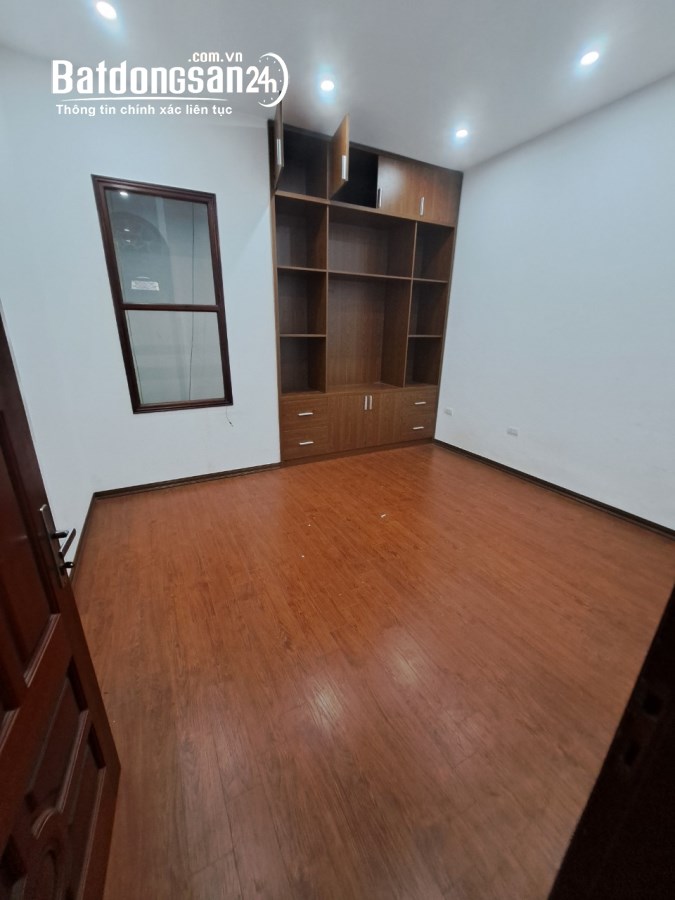 Cho thuê nhà ngõ 78 phố Duy Tân. DT 55m2 x 5 tầng đẹp có nội thất, ngõ rộng để ô tô