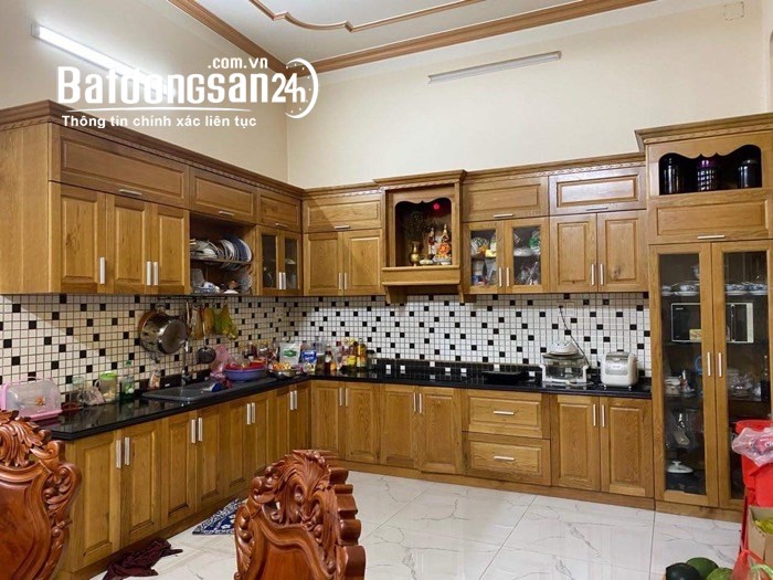 Bán biệt thự Tỉnh Lộ 10-ngang 7.1m-4PN-180m2-gần chợ chỉ 11 tỷ