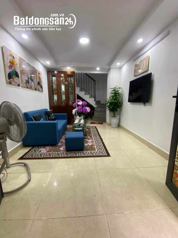 "Cho thuê nhà 5 tầng đường Giáp Bát, Hoàng Mai. Giá: 10tr/ tháng