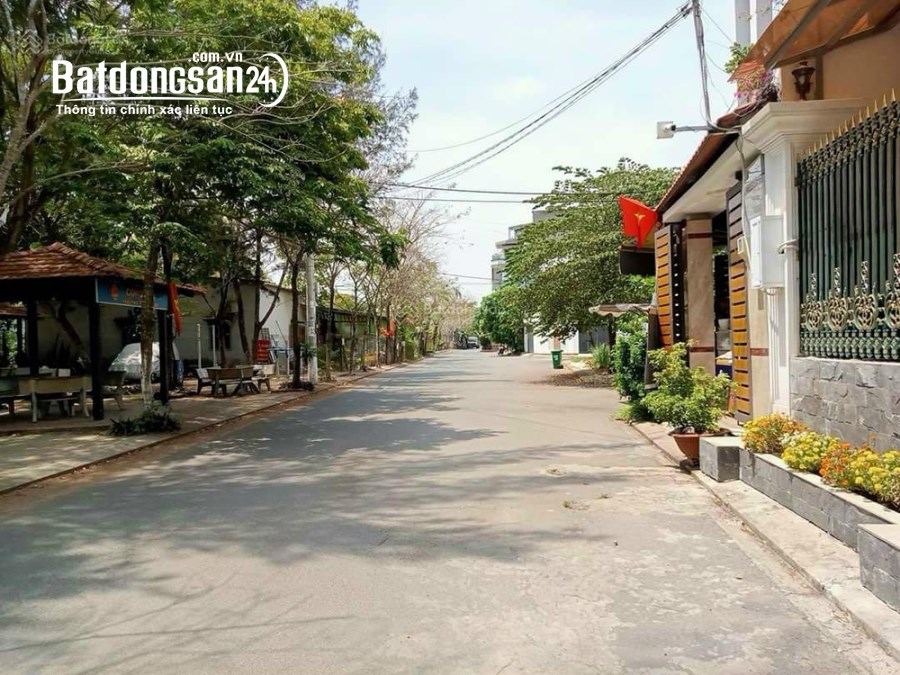Bán lô góc 2 mặt tiền đường hẻm 47 Trường Lưu, chợ Long Trường, đối diện công viên 