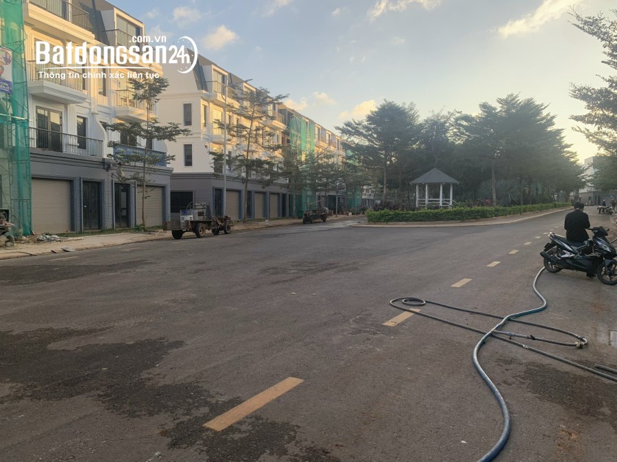 Nhà phố vườn view công viên cực thoáng, đã có sổ giá vẫn cực tốt.