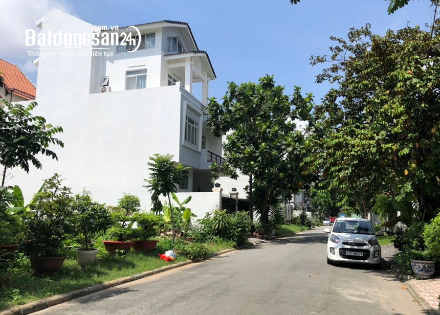 Bán gấp lô đất SHR 200m2 khu vực trung tâm thị trấn đối diện công viên giá 2,3 tỷ 