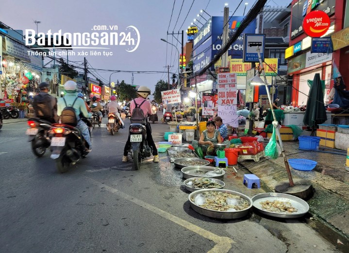 Bán gấp lô đất SHR 200m2 khu vực trung tâm thị trấn đối diện công viên giá 2,3 tỷ 