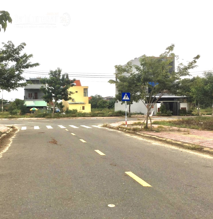 Lô góc 10 x 25 gần chợ, đường sá như hình tiện kinh doanh, buôn bán