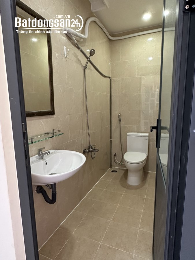 Quận 10, Nhà mới xây, cho thuê phòng, tiện nghi, có máy lạnh, toilet riêng....