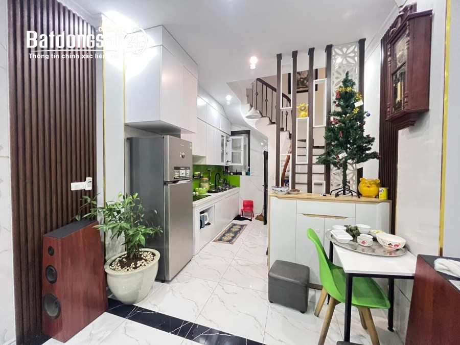 TRUNG TÂM HAI BÀ TRƯNG _ CẠNH ĐẠI HỌC BÁCH KINH XÂY_ CHỈ 30M RA MẶT NGÕ OTO 32M2*5TỶ