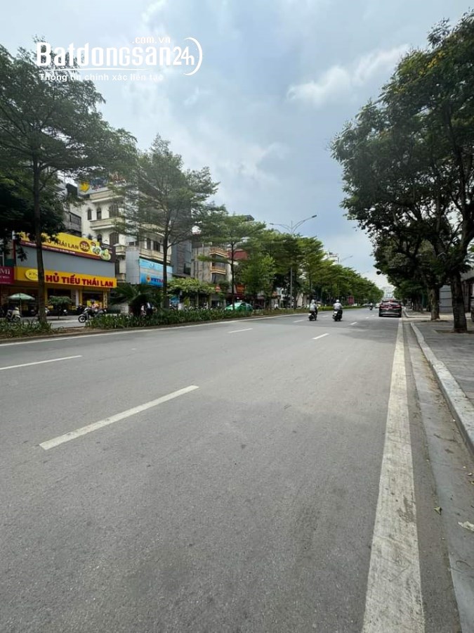 Cho thuê nhà MP Nguyễn Khánh Toàn Cầu Giấy 120m - MT 8M - 80 triệu, vỉa hè 7m, KD