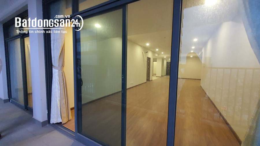 Bán căn hộ cao cấp 4 phòng ngủ 3WC diện 195 m2 vị trí trung tâm phố Cầu Giấy