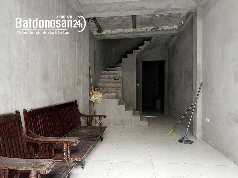 Chỉ với 5.4 tỷ nhận ngay 34,5m2 nhà 5 tầng Phố Ô Cách. Cách trường học và chợ chỉ 300