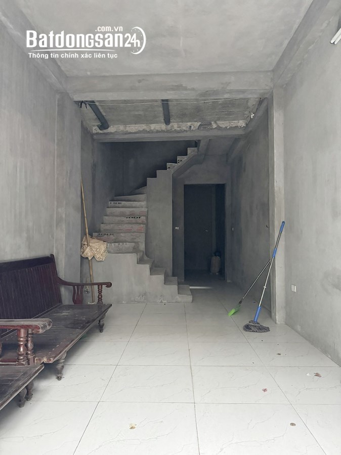 Chỉ với 5.4 tỷ nhận ngay 34,5m2 nhà 5 tầng Phố Ô Cách. Cách trường học và chợ chỉ 300