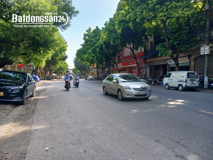 Bán nhà mặt phố Hà Huy Tập, Yên Viên. Vỉa hè, lô góc, k.doanh đa dạng, 122m2 ~ 13 tỷ