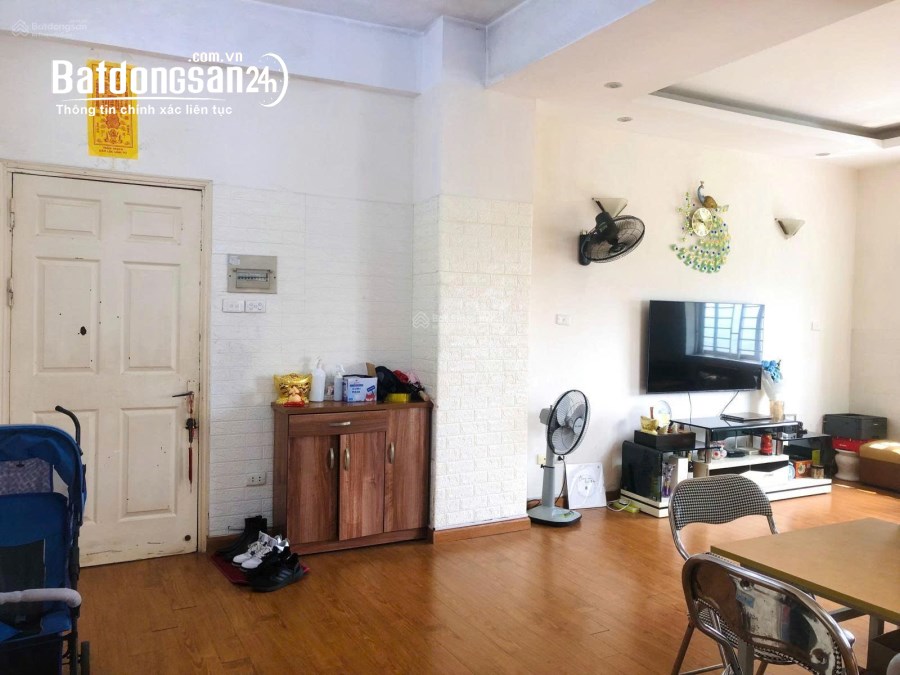 Bán CHCC tòa B6A Nam Trung Yên. DT 82m2 gồm 2pn và 2vs, căn góc. Giá 3,95 tỷ.