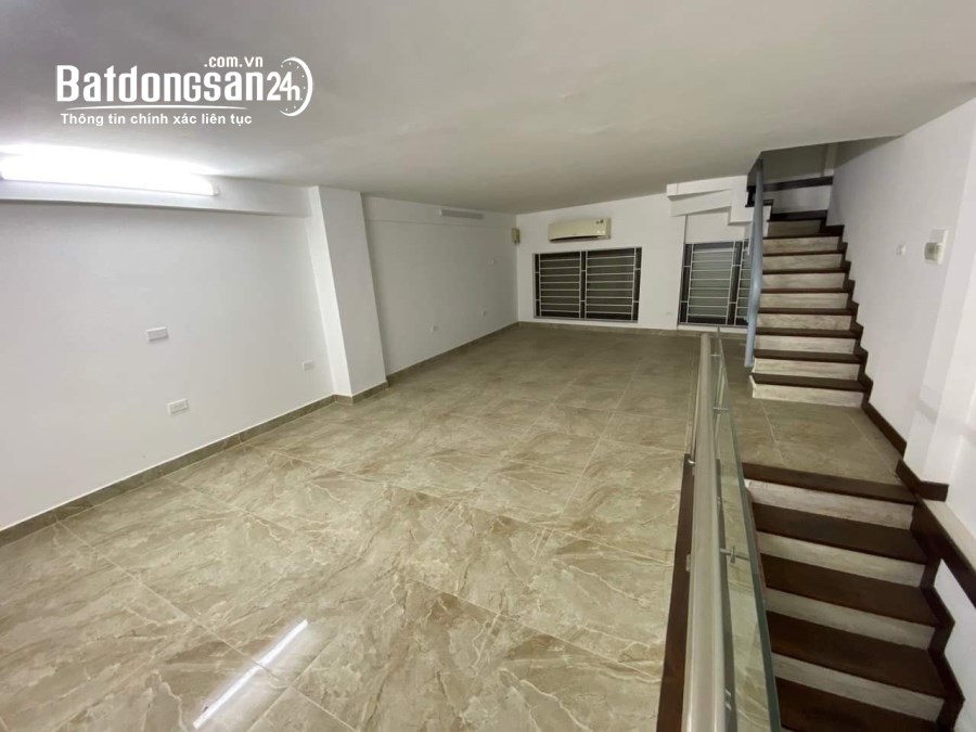 Cho thuê nhà mặt phố Quan Hoa, Cầu Giấy 50M X5.5T giá 30TR, vỉa hè, kinh doanh đỉnh