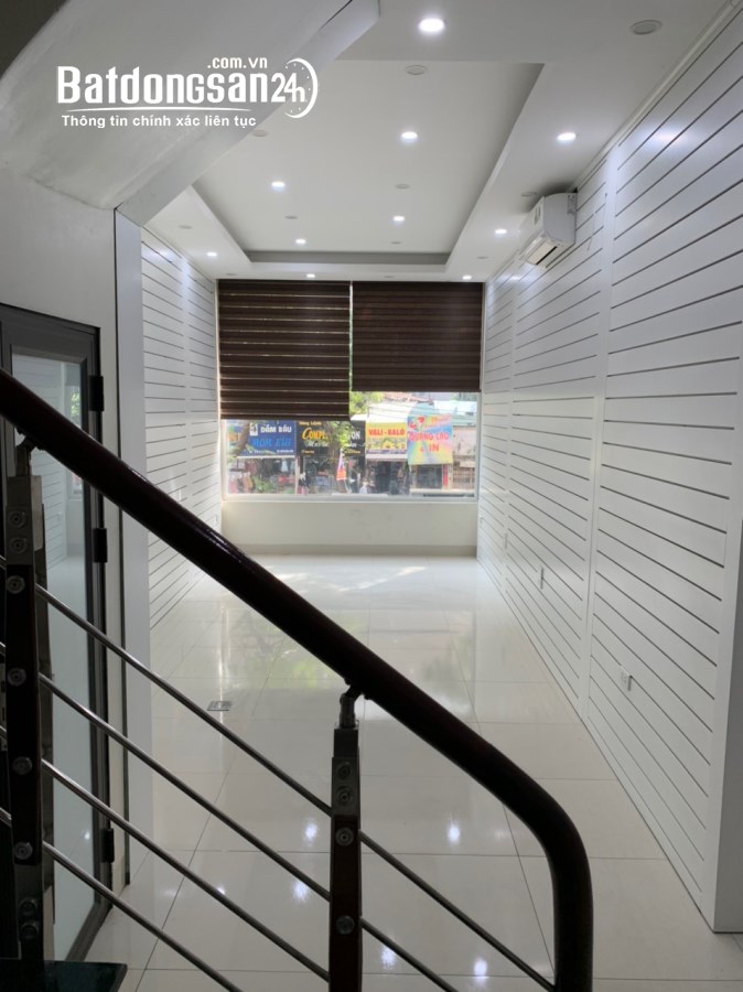 Cho thuê nhà mặt phố Xuân Thủy, Cầu Giấy 40m x 5T giá 33TR, vỉa hè rộng, KD sầm uất