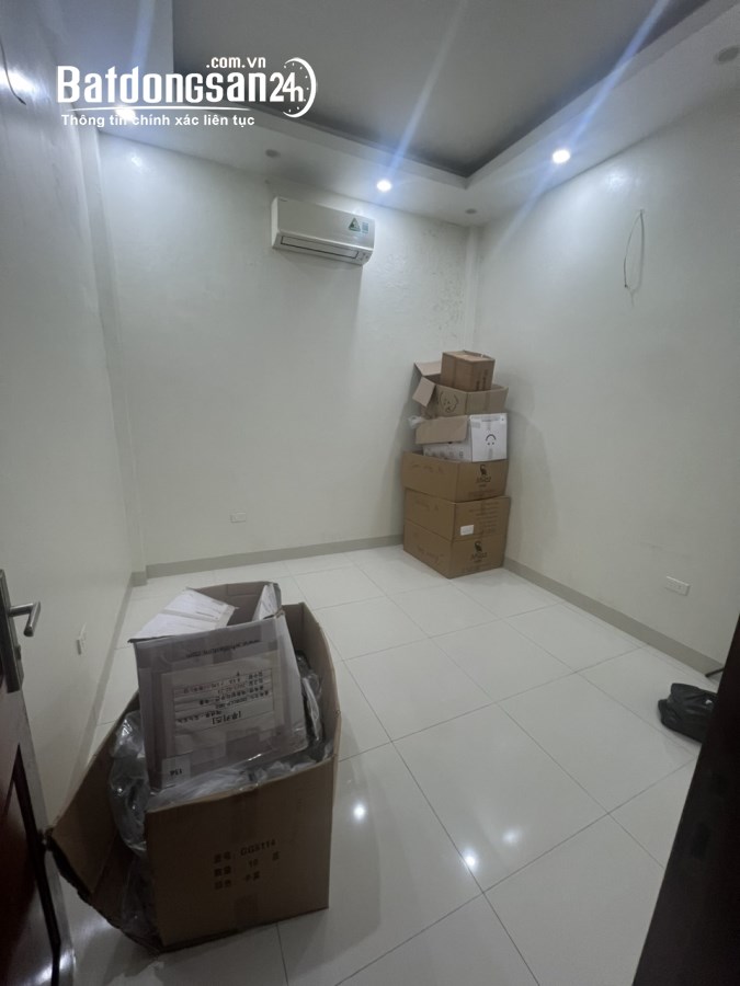 Cho thuê nhà mặt phố Xuân Thủy, Cầu Giấy 40m x 5T giá 33TR, vỉa hè rộng, KD sầm uất