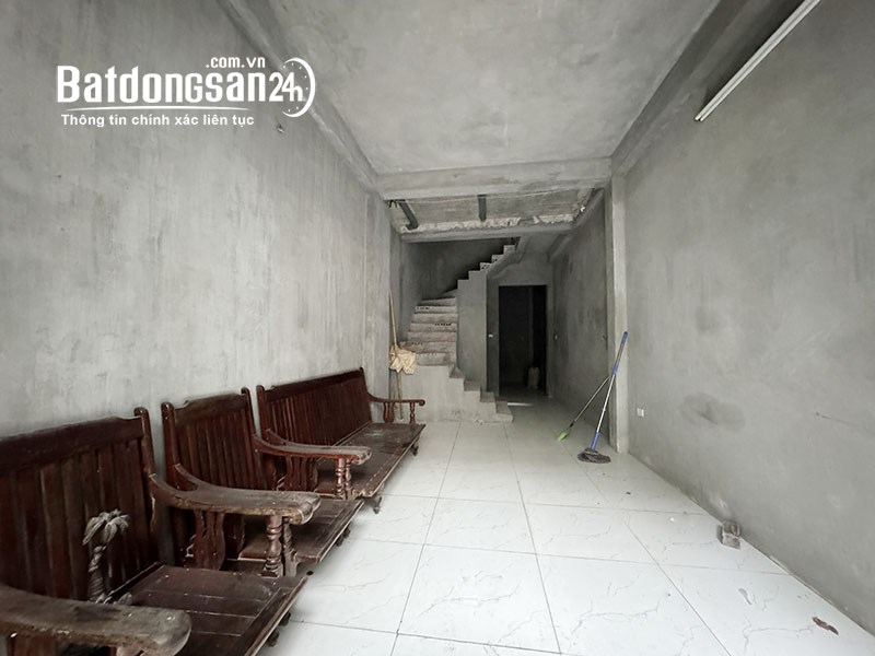 Chính chủ bán 34,5m2 nhà thô 5 tầng Phố Ô Cách. Cách trường học và chợ chỉ 300m