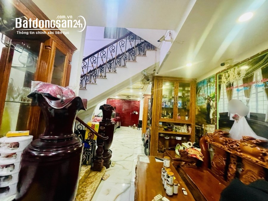 Nhà mặt tiền , 120m2 , 3 lầu , Phú Nhuận , giá 26 tỷ .