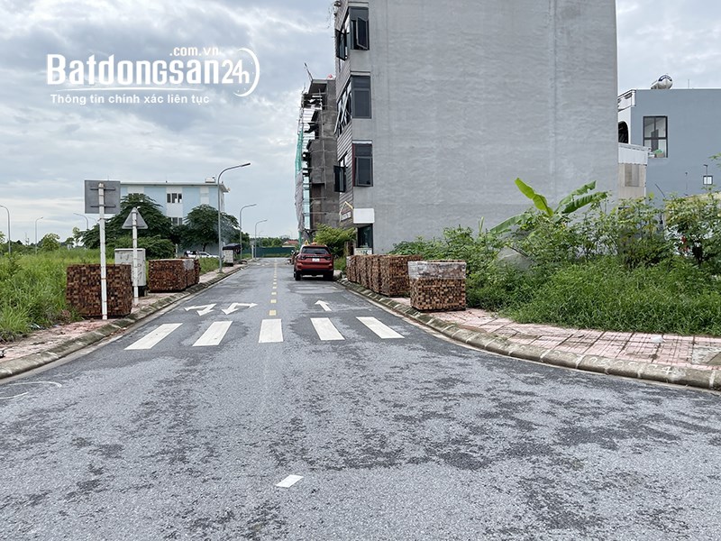 Cần bán 74,4m2 đất đấu giá Phường Cự Khối. Đất hai mặt đường trước sau