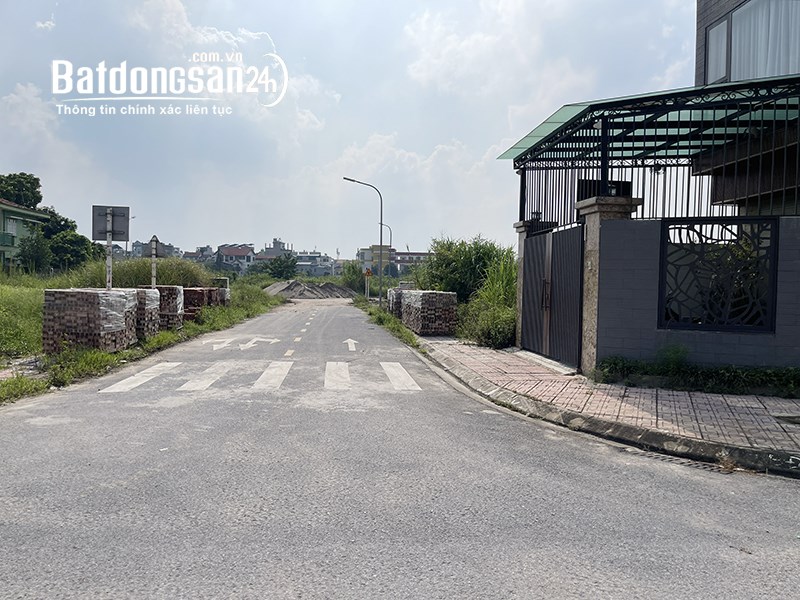 Cần bán 74,4m2 đất đấu giá Phường Cự Khối. Đất hai mặt đường trước sau