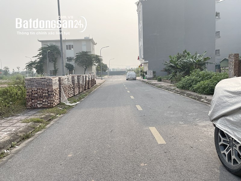 Cần bán 74,4m2 đất đấu giá Phường Cự Khối. Đất hai mặt đường trước sau