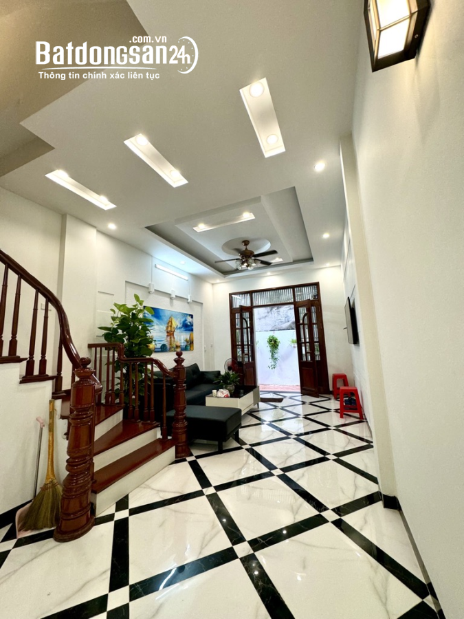 Bán nhà Khúc Thừa Dụ, Cầu Giấy, Lô góc, Gần phố, An sinh tốt, Nhà đẹp ở luôn, 50m2 