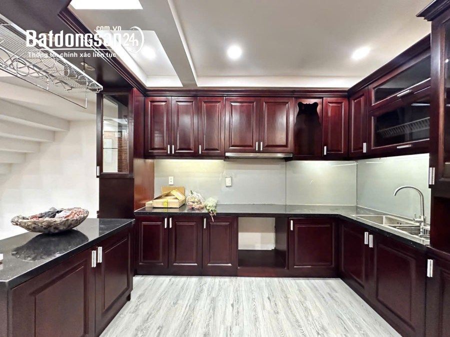 Nhà mặt tiền, 62m2, 5 lầu Huỳnh Văn Bánh, Phú Nhuận , giá 17.5 tỷ .