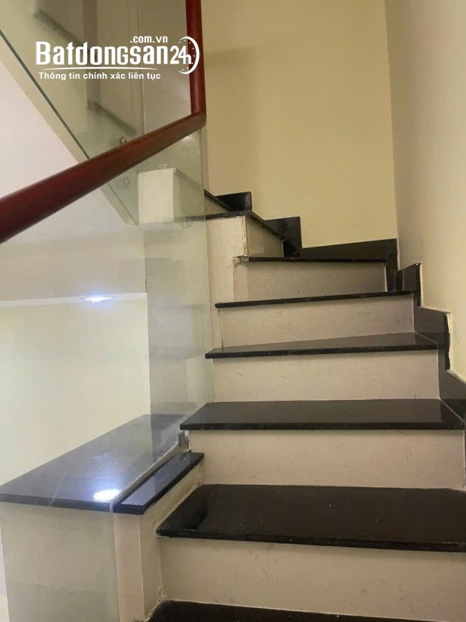 Bán nhà mặt phố Đường Nguyễn Văn Nguyễn, Phường Tân Định, Quận 1