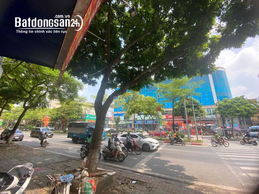Cho thuê nhà 3 tầng mặt đường quốc lộ 32. Trung tâm Thị Trấn Phùng