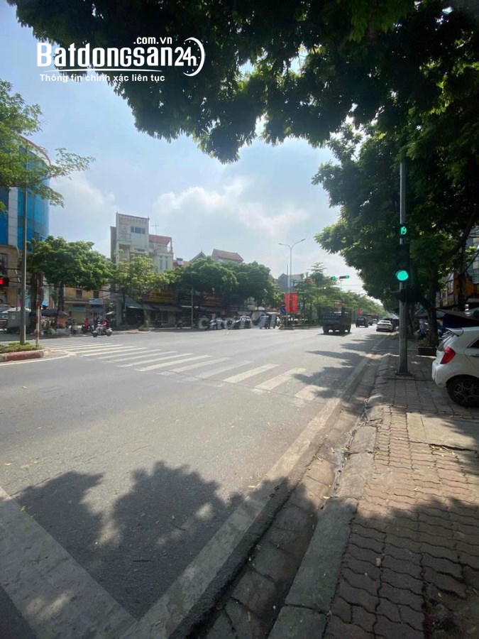 Cho thuê nhà 3 tầng mặt đường quốc lộ 32. Trung tâm Thị Trấn Phùng