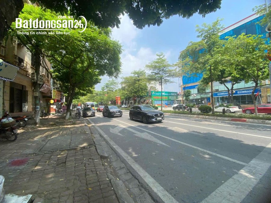 Cho thuê nhà 3 tầng mặt đường quốc lộ 32. Trung tâm Thị Trấn Phùng