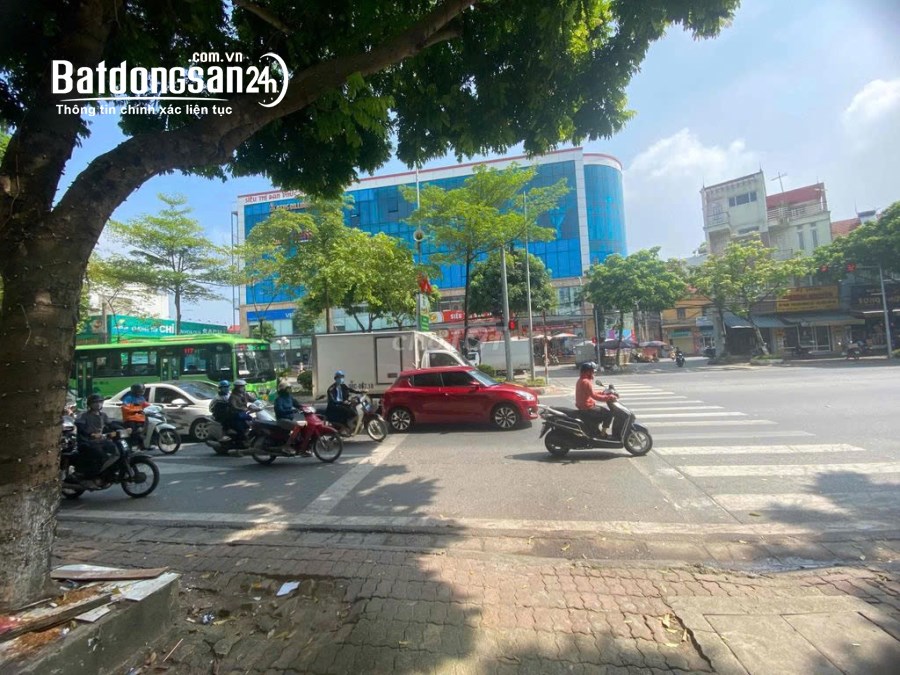 Cho thuê nhà 3 tầng mặt đường quốc lộ 32. Trung tâm Thị Trấn Phùng