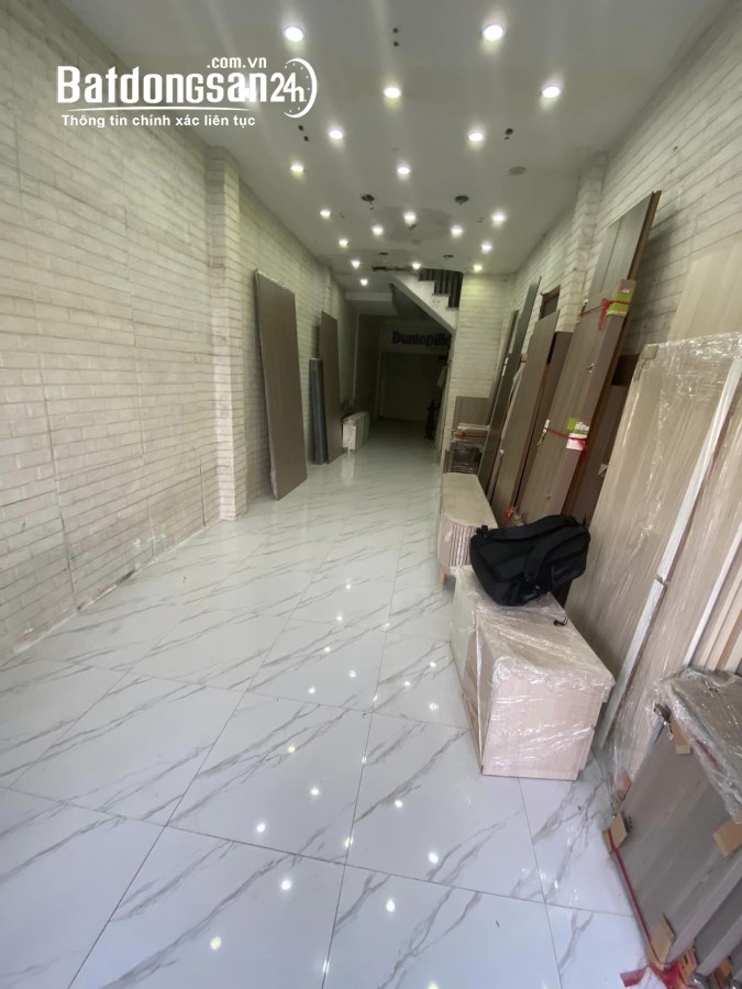 Cho thuê nhà MP Nguyễn Trãi - Thanh Xuân 50M X 3T giá 26tr, vỉa hè, KD, ô tô dừng đỗ