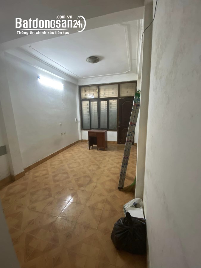 Cho thuê nhà MP Nguyễn Trãi - Thanh Xuân 50M X 3T giá 26tr, vỉa hè, KD, ô tô dừng đỗ