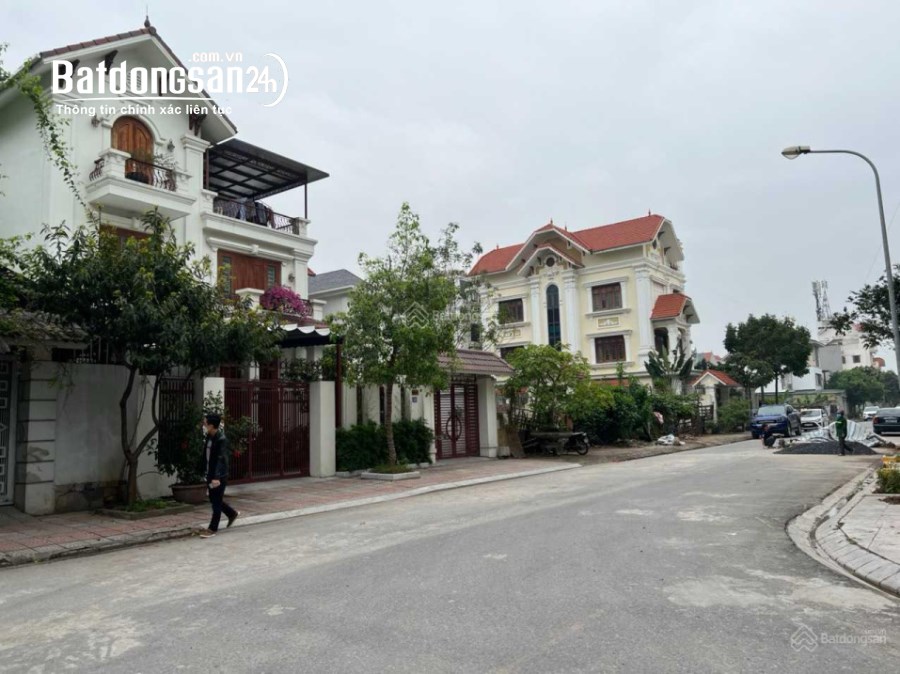 Bán đất Trâu Quỳ -trung tâm khu 31ha 136m2 mtien 5m2 đường 13m tặng nhà.0982852808