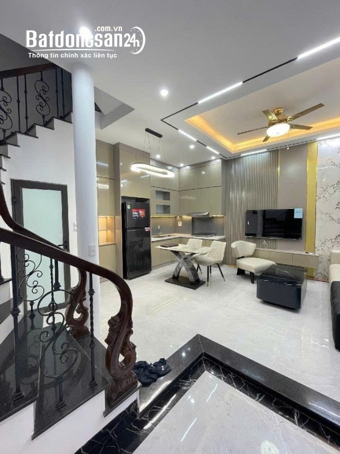BÁN NHÀ 4,5 TẦNG 37M2 GIÁ 2,65 TỶ, 3 LỐI THÔNG QL6A, CẠNH TRƯỜNG TH BIÊN GIANG