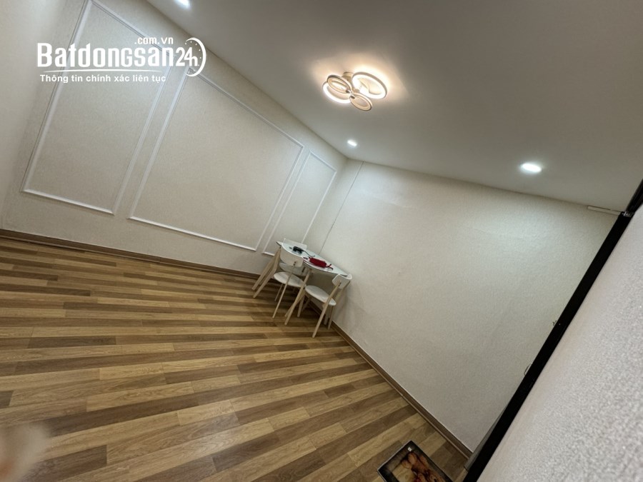 Cực hiếm! Bán tập thể Nghĩa Tân 70m2, 2 PN, Nội thất đẹp, căn góc, giá 2 tỷ