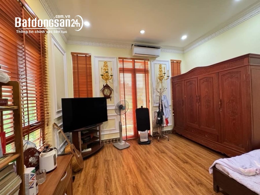biệt thự sân vườn mặt phố Long Biên, 324m x 3 tầng, mặt tiền 10m