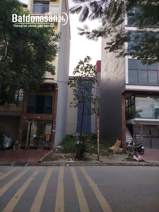 Bán 45m2 mặt đường Tu Hoàng, ngay cổng trường Phenika, kinh doanh,vỉa hè rộng. Lh 038