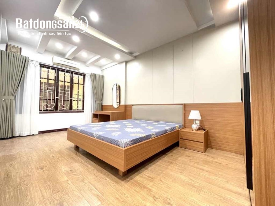 Phố Lý Nam Đế hơn 13 tỷ 45m2 ô tô đỗ cổng 5 ngủ cho thuê 20tr/tháng hộ khẩu Hoàn Kiếm