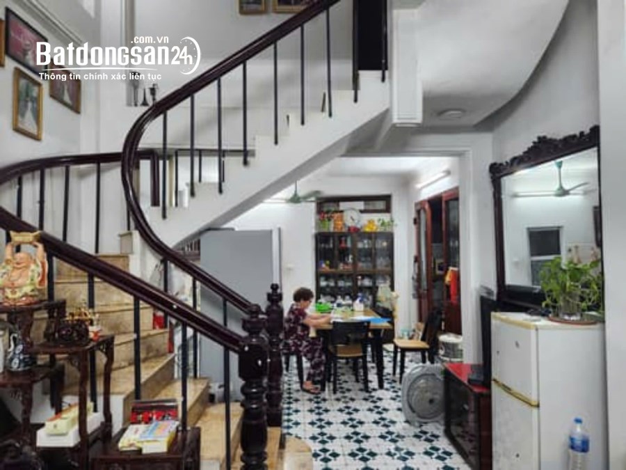 Bán nhà Xuân Diệu Tây Hồ 50m 5 tầng mặt tiền 5m ở luôn giá 16.5 tỷ