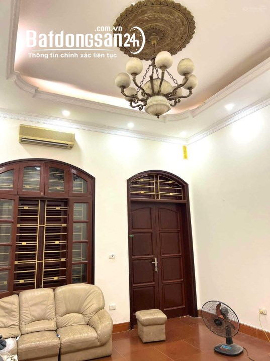 Cho thuê nhà mặt phố Nguyễn Khang - Cầu Giấy 130m x 4T giá 35tr, có hầm, KD, CHDV...
