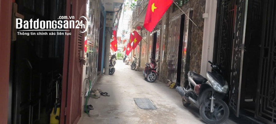 Bán nhàNhà 4 tầng ,DT 42m2, đường Lý Sơn, Long Biên -Giá 6,4 tỷ