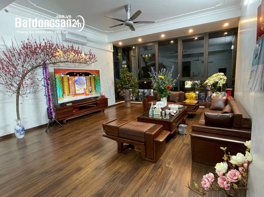 Bán nhà 6 tầng mặt phố Trạm, vỉa hè rộng, gara 4 xe ô tô, KD đa dạng. 103m2 ~ 39 tỷ